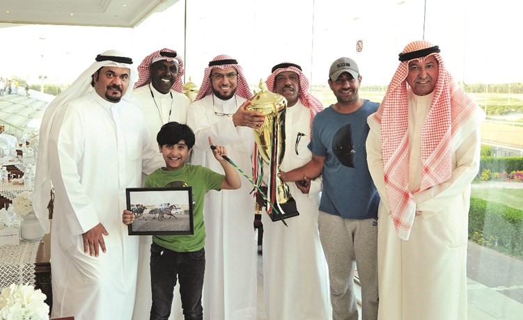 العنزي يقدم كأس الكويتية لاسطبل دسمان﻿