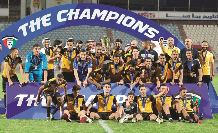 لاعبو القادسية يحتفلون بالحصول على الكأس ﻿