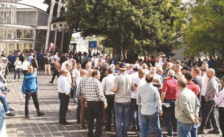 المتقاعدون العسكريون خلال اقفالهم مداخل مرفأ بيروت امس	(محمود الطويل)﻿