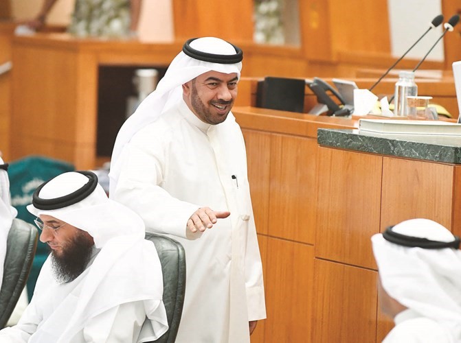 علي الدقباسي خلال الجلسة﻿