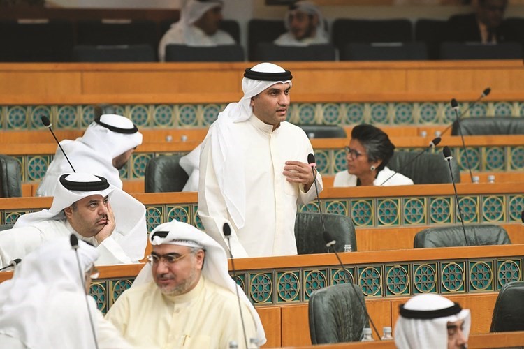 عبدالله الكندري متحدثا خلال الجلسة﻿