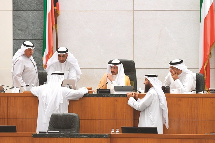 الرئيس الغانم ود.عودة الرويعي ومحمد الدلال والشيخ خالد الجراح وعلام الكندري﻿