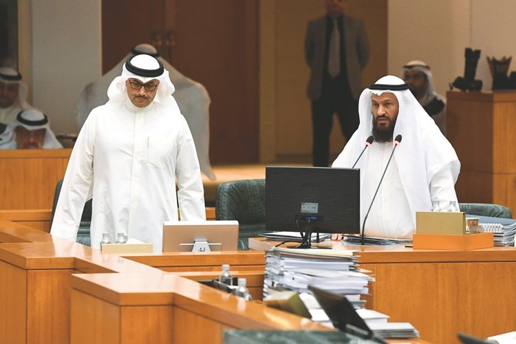 محمد هايف ومحمد المطير اثناء استجوابهما أنس الصالح﻿