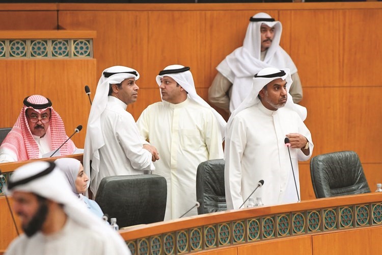 فهد الشعلة متحدثا وبجانبه فيصل الكندري ود.خالد الفاضل﻿
