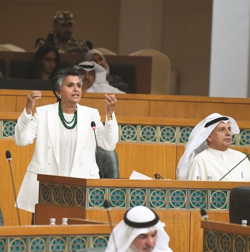 صفاء الهاشم متحدثة وبجانبها عبدالله الرومي﻿