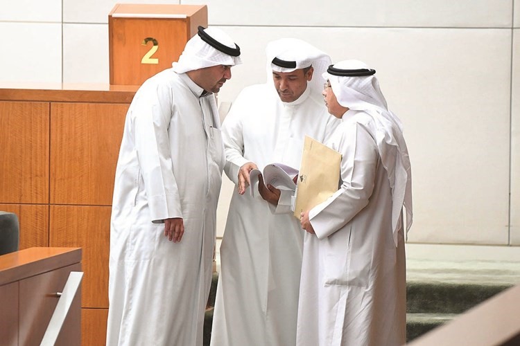 الشيخ خالد الجراح في حديث جانبي مع أنس الصالح﻿