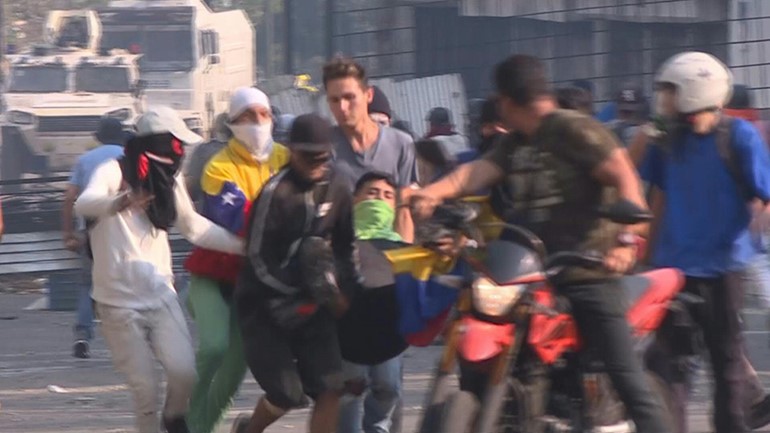 غوايدو يدعو لمواصلة التظاهرات غداة "إفشال" انقلاب ضد مادورو