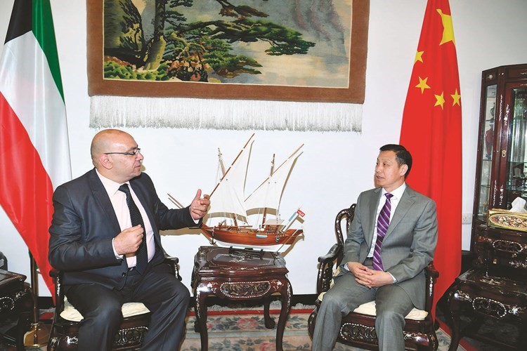 السفير الصيني لي مينغ قانغمع الزميل أسامة دياب خلال اللقاء 	(قاسم باشا)﻿