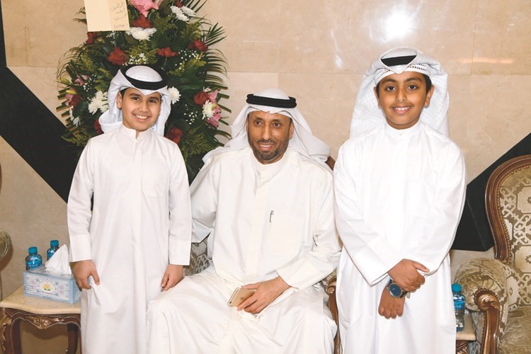 خليفة المولي مع حفيديه خليفة حمد وخليفة علي﻿