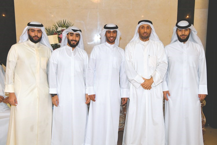يوسف الأحمد وحمد الأحمد وفهد الأحمد وعبدالله الأحمد يهنئون خليفة المولي﻿