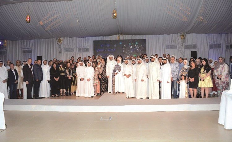 رائد الهقهق يتوسط موظفي البنك في القريش﻿