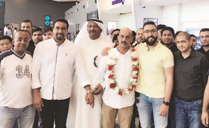 صلاح بن عيدان بين محبيه في مطار الكويت ﻿