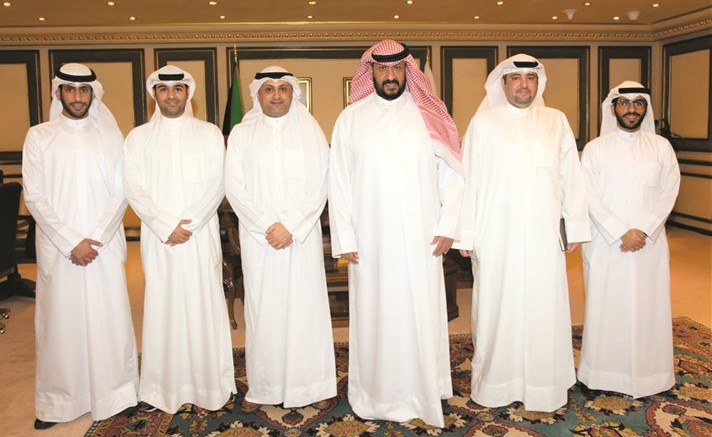 محافظ العاصمة الشيخ طلال الخالد يتوسط وفد بيتك﻿