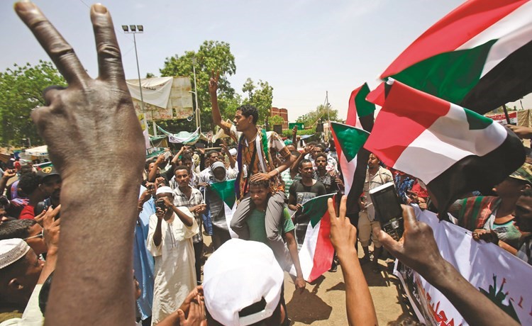 محتجون يواصلون الاعتصام أمام مقر القيادة العامة للجيش في الخرطوم أمس	(أ.ف.پ) ﻿