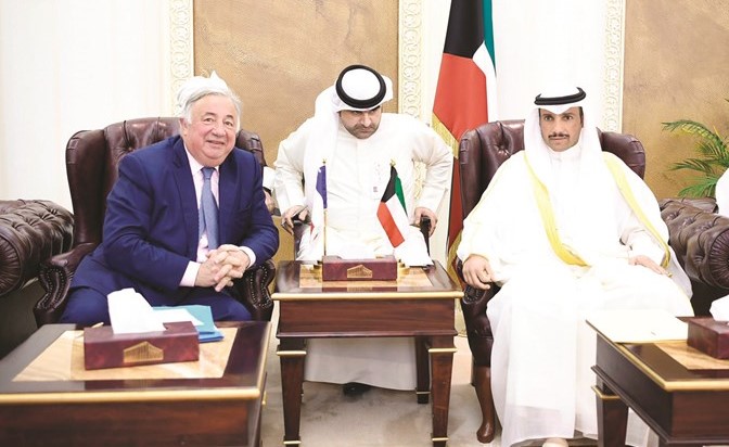 الرئيس الغانم مع جيرارد لارشير﻿