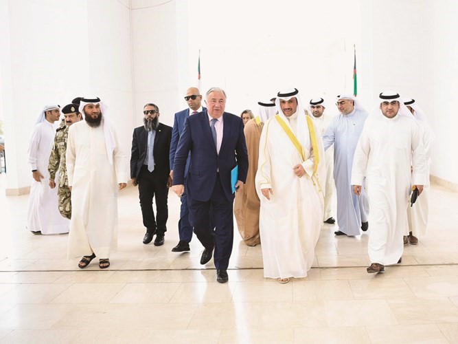 رئيس مجلس الامة مرزوق الغانم خلال استقباله رئيس مجلس الشيوخ الفرنسي جيرارد لارشير والوفد المرافق له ويبدو رئيس بعثة الشرف المرافقة د.عبدالكريم الكندري﻿