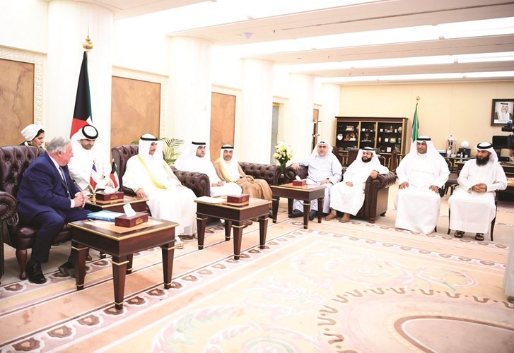 الغانم مستقبلا لارشير ويبدو الحميدي السبيعي وعبدالله فهاد وخالد الشطي ود.عبدالكريم الكندري وعلام الكندري﻿