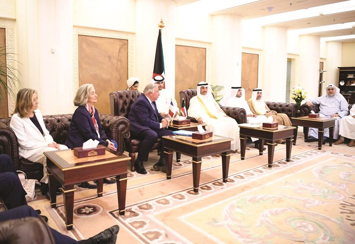 الرئيس مرزوق الغانم مستقبلا جيرارد لارشير وتبدو سفيرة فرنسا لدى البلاد ﻿