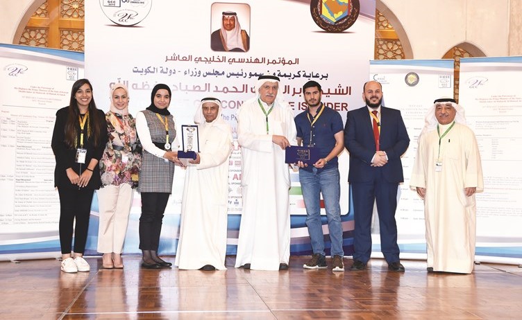 صورة جماعية خلال تكريم الطلاب﻿