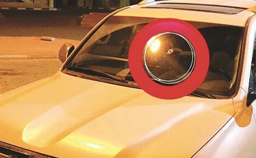 آثار اختراق الطلقة لزجاج مركبة المواطن﻿