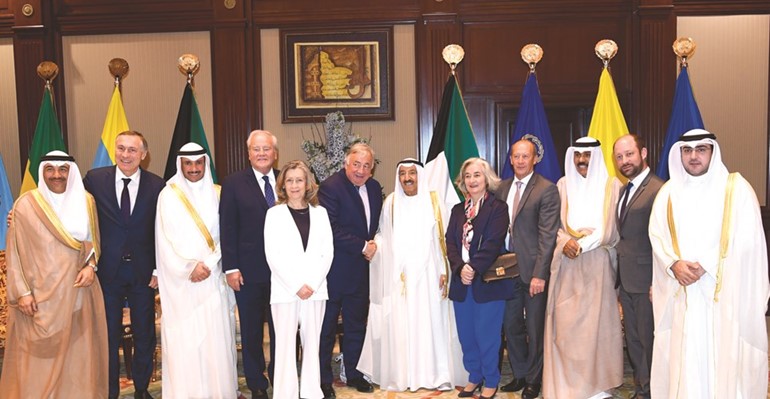 صاحب السمو الأمير الشيخ صباح الأحمد مستقبلا رئيس مجلس الشيوخ الفرنسي﻿﻿جيرار لارشيه بحضور سمو ولي العهد الشيخ نواف الأحمد ومرزوق الغانم﻿