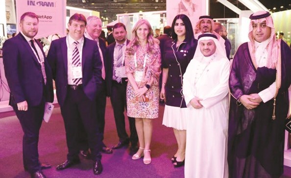 أبرار المسعود مع أعضاء البرلمان البريطاني والمديرين التنفيذيين لمركز الابتكار البريطاني ﻿