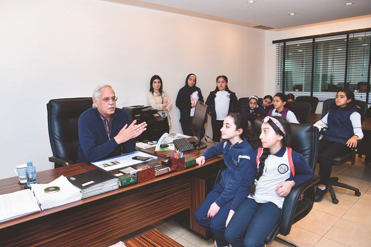 الزميل هاني فتوح يشرح للطلبة عن عمل التوزيع﻿