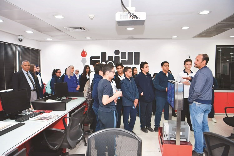 الزميل عبدالحميد الخطيب يشرح عن عمل قسم الفنون﻿