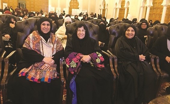 الشيخة أوراد الجابر متوسطة بعض الحاضرات ﻿