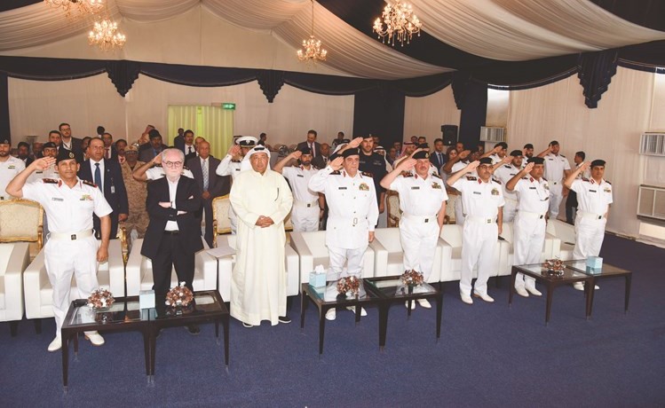 اللواء الركن بحري خالد الكندري وعدنان الخرافي في مقدمة الحضور	(احمد علي)﻿