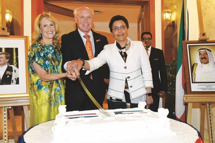 ريم الخالد والسفير الهولندي وزوجته يقطعون كيكة الحفل(محمد هنداوي) ﻿