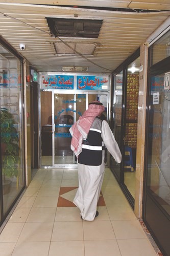 أحد أعضاء الفريق خلال التفتيش على أحد المكاتب﻿
