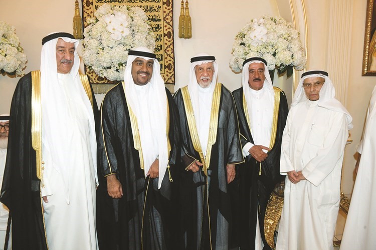 م.عبدالرحمن الغنيم وعبدالعزيز الغنام يهنئان المعرس ووالده وعمه حسين المنصوري﻿