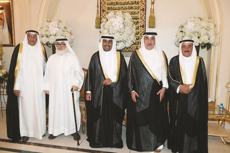 الشيخ محمد اليوسف يهنئ المعرس ووالده جاسم المنصوري ووالد العروس أحمد بن غيث﻿