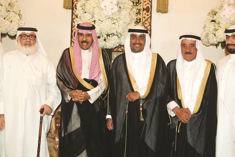 سمو ولي العهد الشيخ نواف الأحمد يهنئ المعرس ووالده جاسم المنصوري ووالد العروس أحمد بن غيث﻿