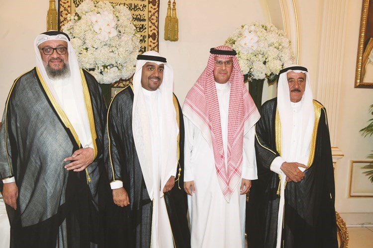 طارق الميلم يهنئ المعرس ووالده وعمه سليمان المنصوري﻿
