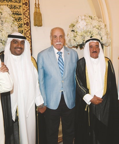 محمد السنعوسي يهنئ المعرس عبدالله المنصوري ووالده جاسم المنصوري﻿