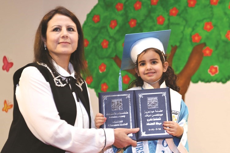 ميادة رحمة تكرم إحدى الخريجات﻿