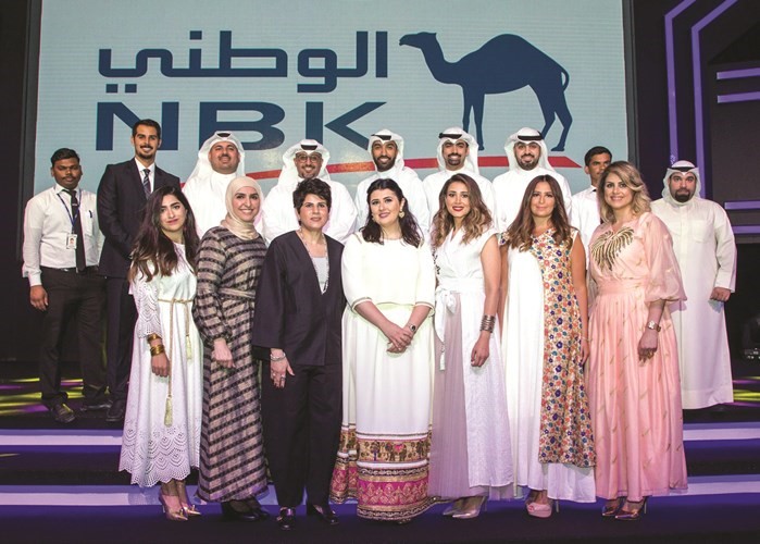 لقطة جماعية لفريق عمل إدارة التواصل والعلاقات العامة ببنك الكويت الوطني ﻿