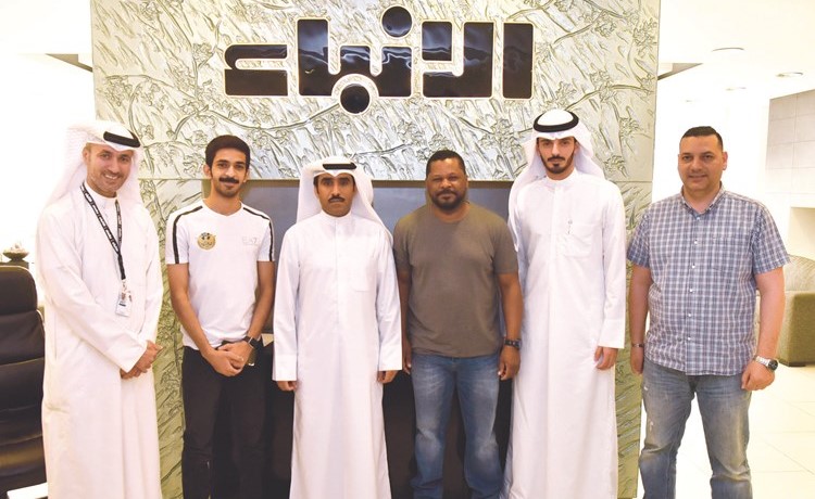جمال العتيبي وعادل سعدون ووليد فالح وأحمد غازي يتوسطون الزميلين سكرتير تحرير القسم الرياضي زكي عثمان وهادي العنزي	(محمد هنداوي)﻿