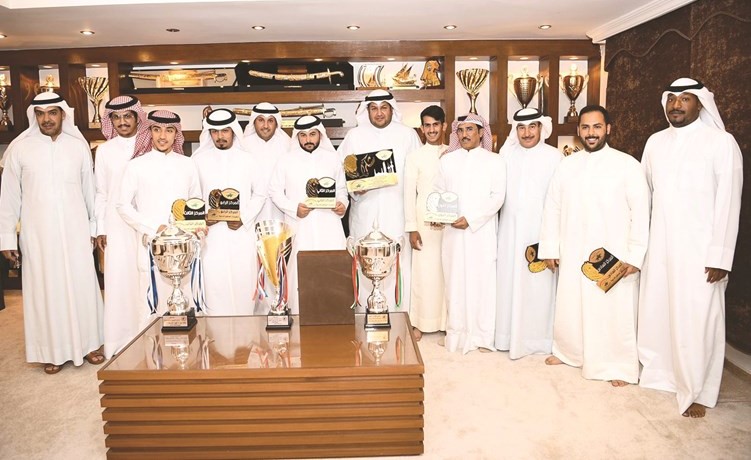 الشيخ عبدالله سلمان الصباح يتوسط المكرمين ﻿