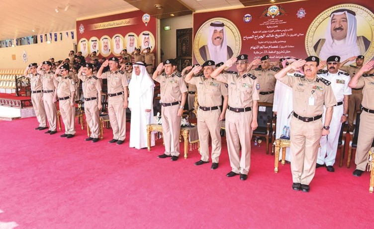 الفريق عصام النهام متوسطا كبار قيادات الداخلية خلال السلام الوطني﻿