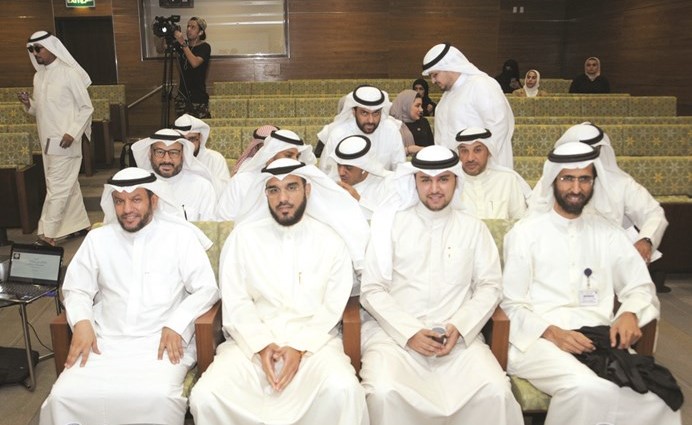 الوكيل المساعد عمر الشرقاوي ود.فهد الضاعن مع عدد من الحضور ﻿