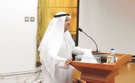 فواز النمران متحدثا خلال المحاضرة﻿