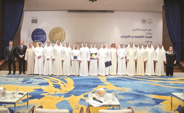 د.محمد الهاشل وقياديو القطاع المصرفي في لقطة جماعية مع المكرمين ﻿