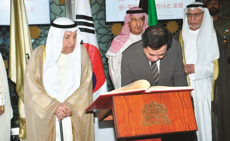 علي الغانم ولي ناكيون خلال توقيع بروتوكول التعاون﻿