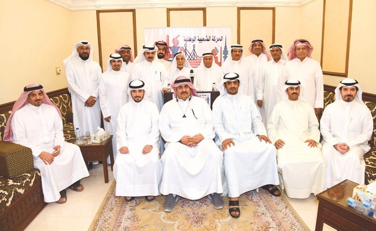 سعود الحجيلان مع المشاركين والحضور خلال ندوة الحركة الشعبية	(أحمد علي) ﻿