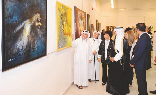 الدويش متفقدا اللوحات المشاركة﻿