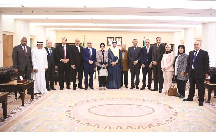 رئيس مجلس الأمة مرزوق الغانم متوسطا اعضاء الوفد الصحافي ويبدو الوكيل المساعد لقطاع الإعلام الخارجي بوزارة الإعلام فيصل المتلقم﻿