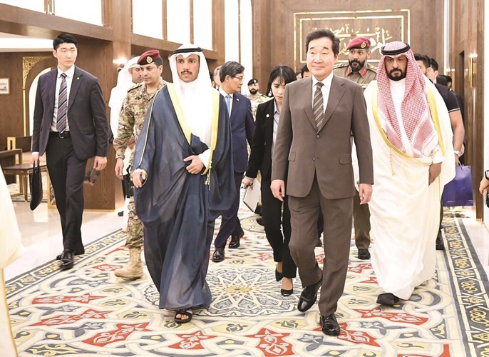 الرئيس مرزوق الغانم خلال جولة مع رئيس وزراء كوريا الجنوبية في مجلس الأمة ويبدو محافظ العاصمة الشيخ طلال الخالد﻿